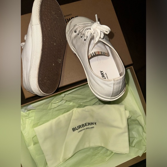 Burberry kids shoe worn a couple of times selling cos it doesn’t fit - Picture 5 of 5